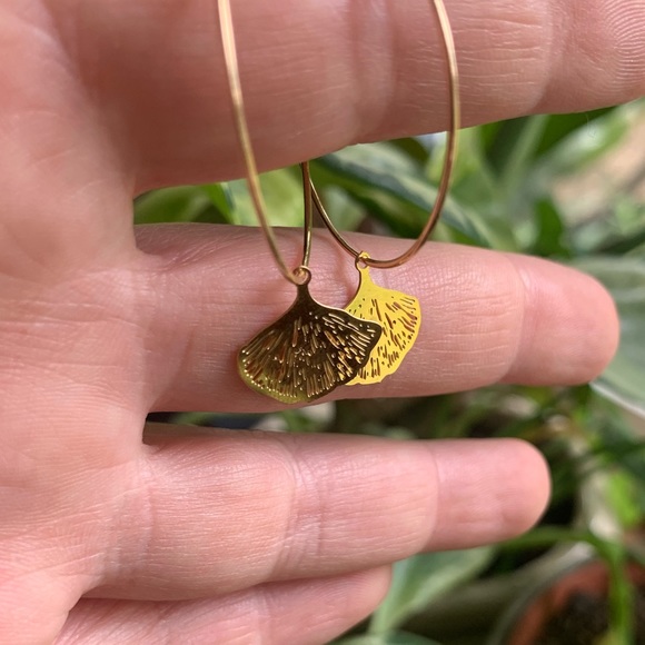 ✨NWT ✨18K Gold Hoop with Gingko Leaf Charm, Minimal Bohemian Earrings - Picture 7 of 11